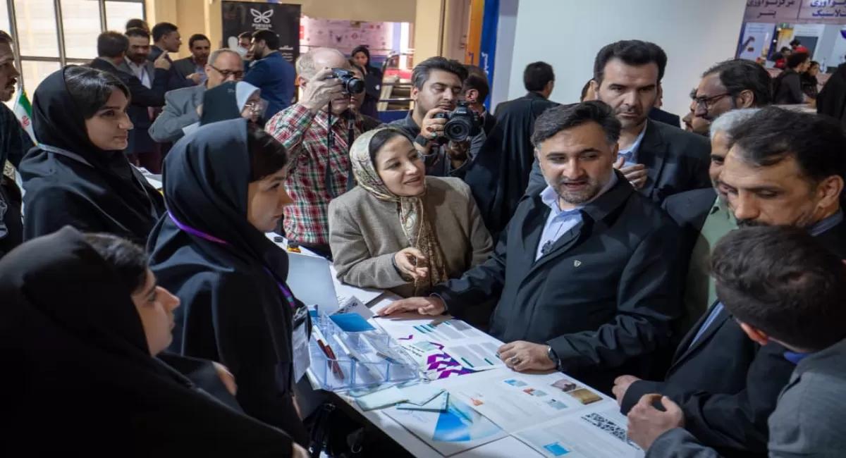 حضور دکتر دهقانی فیروزآبادی در سومین روز از چهاردهمین نمایشگاه نانو